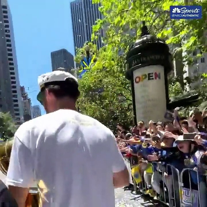 KLAY THOMPSON SE EMPEZÓ A TIRAR LOS PASOS PROHIBIDOS. - - ESTO ES UN DESMADRE. - -