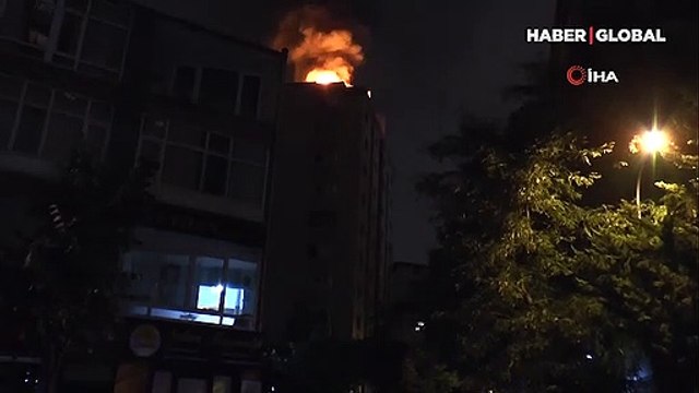 Kadıköy'de 11 katlı binanın çatısı alev alev yandı