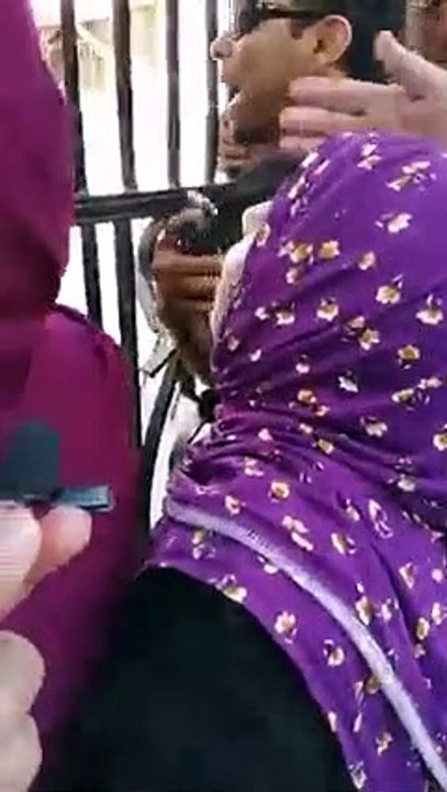 انهــيار والدة طالبة جامعة المنصورة أمام المشــرحــة- عايزة اشوف بنتي .. عايزة حــقها