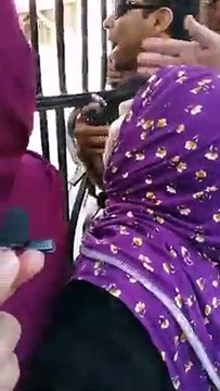 انهــيار والدة طالبة جامعة المنصورة أمام المشــرحــة- عايزة اشوف بنتي .. عايزة حــقها