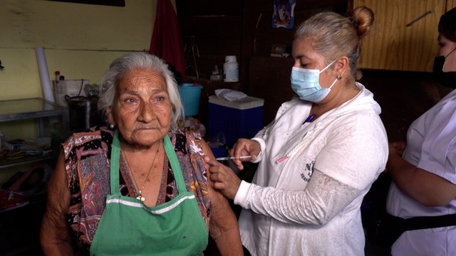 Brigadas de salud inmunizan contra la Covid-19 a pobladores del barrio San Ignacio