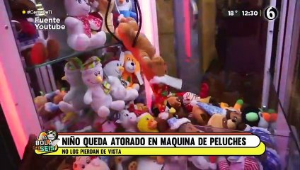 Télécharger la video: Menor quedó atorado en una máquina de peluches