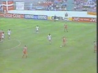 Futbol - Michael Laudrup - dribbling run past 4 for Denmark