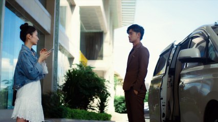 Des hommes seuls et des veuves discutent maladroitement dans la voiture, l'arrivée soudaine du chef choque les autres