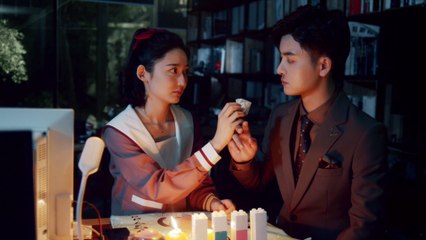 Un accident a fait saigner le nez du grand patron et la belle a fait de la soupe pour s'excuser