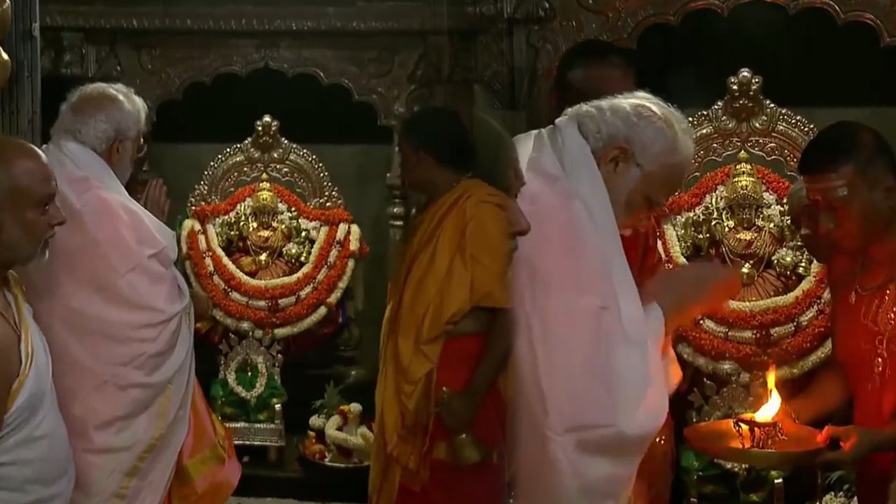 ಚಾಮುಂಡೇಶ್ವರಿ ಸನ್ನಿಧಿಯಲ್ಲಿ ವಿಶೇಷ ಪೂಜೆ ಸಲ್ಲಿಸಿದ ನಮೋ | Oneindia Kannada