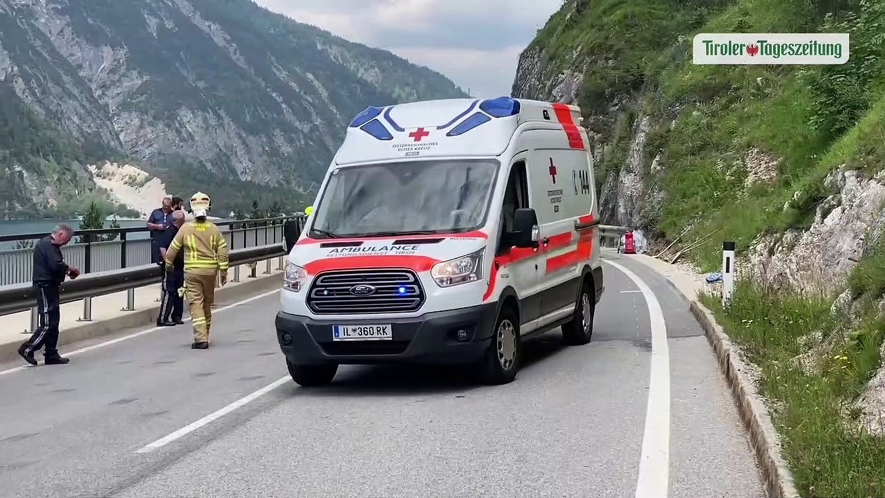 Vier Schwerverletzte bei Frontalunfall in Maurach am Achensee