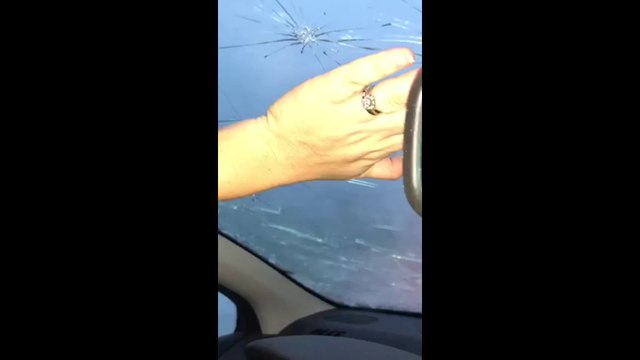 Orages en Gironde: une conductrice filme les grêlons fissurer son pare-brise