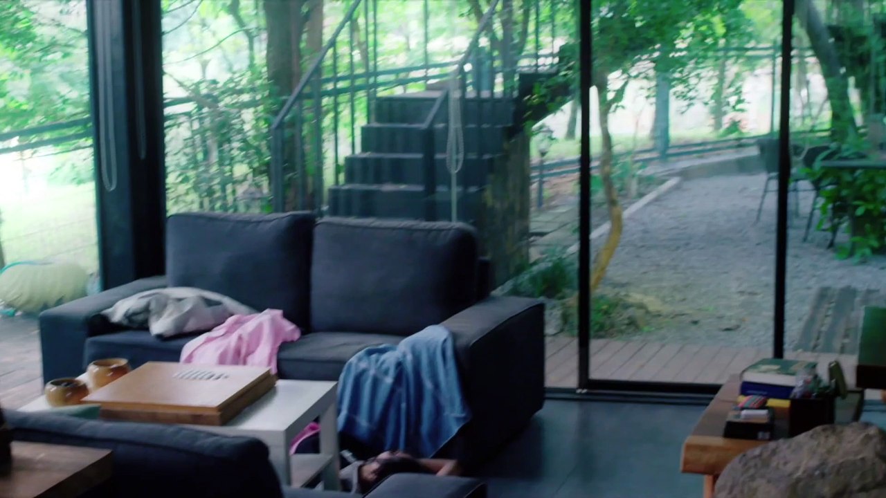 La belle présentatrice a dansé sexy et chaude pour gagner des fans, et a avoué et menti sur le fait d'avoir un petit ami