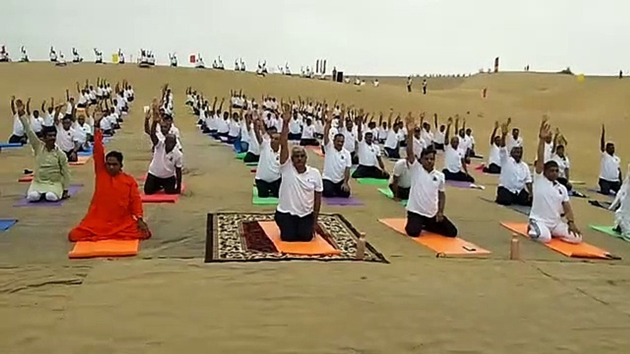 VIDEO: भारत-PAK सरहद पर BSF जवानों संग केंद्रीय मंत्री का योग