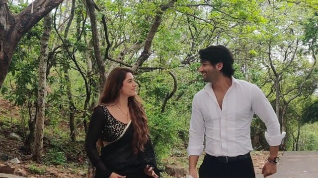 Woh toh hai Albelaa OnSet: Kanha met a Girl fan sayuri is Jealous of Her watchout, new Twist