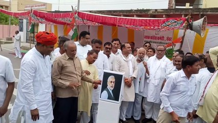 विरोध प्रदर्शन कर की नारेबाजी