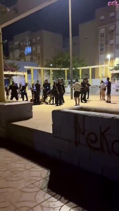 Tres agentes resultaron heridos leves durante la batalla campal de la plaza Urbanización Mediterráneo de Cartagena.