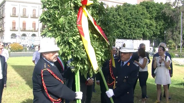 Lagalla depone una corona di fiori davanti al monumento delle vittime di mafia
