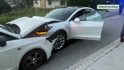 Auto stieß in Angerberg auf Gegenfahrbahn frontal mit anderem Pkw zusammen