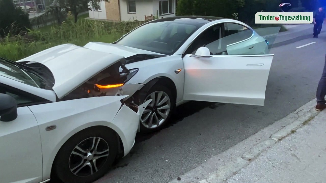 Auto stieß in Angerberg auf Gegenfahrbahn frontal mit anderem Pkw zusammen