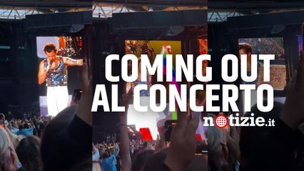 Harry Styles, il cantante aiuta fan italiano a fare coming out durante il concerto: “Sei libero ora”