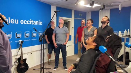 Cyprien donne un cours de chant en live