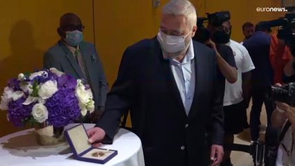 Нобелевская медаль в помощь детям за 103,5 млн