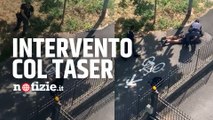 Bergamo, primo intervento col taser: poliziotto atterra uomo con la siringa