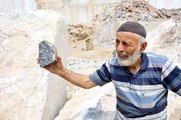 İznik'te yarım asırdır ekmeğini taştan çıkartıyor