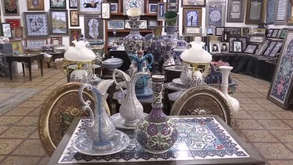 Minyatür, gravür ve hat sanatını çiniyle buluşturuyor