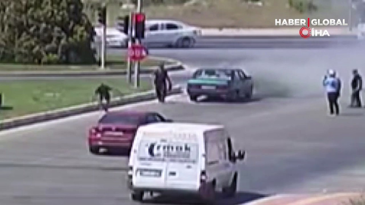 Kırmızı ışıkta bekleyen otomobil alev alev yandı, araç sahibi kendini yerden yere atıp dövündü