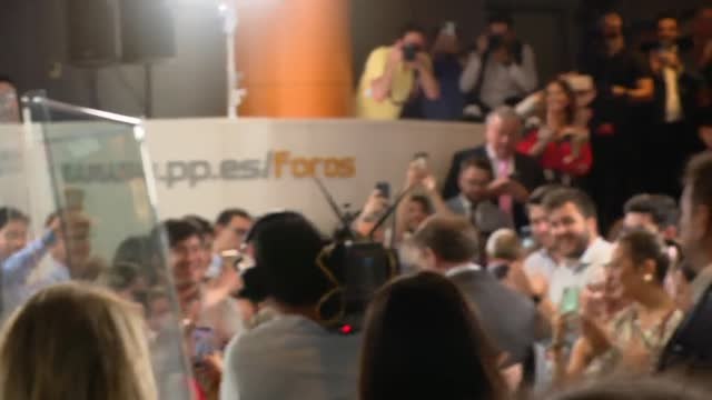 Feijóo y Bonilla llegan a Génova entre aplausos y felicitaciones de su compañeros