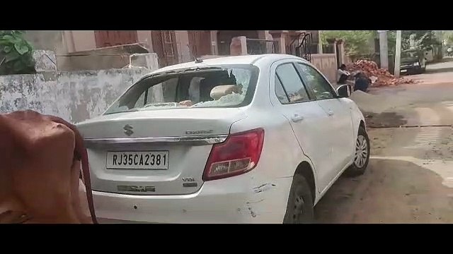 बाहर खड़ी कार में तोड़-फोड़, नकदी चुराई