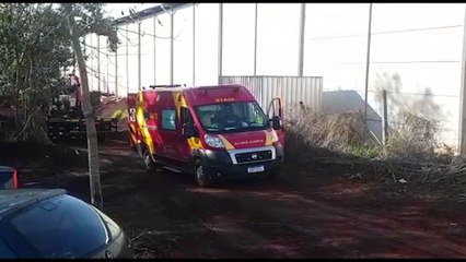 Homem fica ferido ao cair e bater as costas em viga de ferro