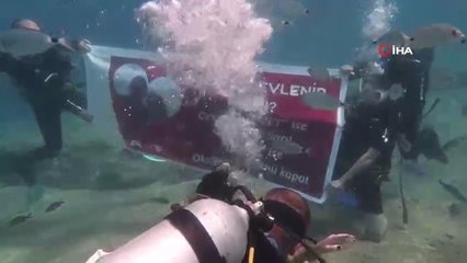 Deniz altında afişli evlilik teklifi