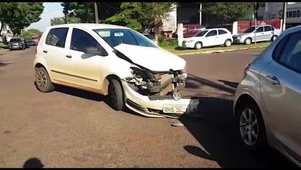 Forte colisão entre Fox e Peugeot é registrada no Bairro Pacaembu