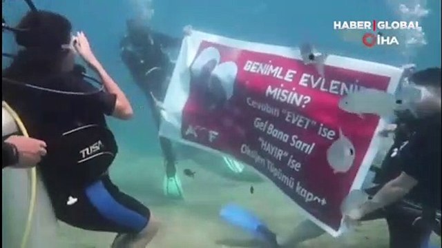 Deniz altında afişli evlilik teklifi: Evet” ise gel bana sarıl “Hayır” ise oksijen tüpünü kapat