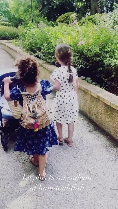 Sofia et Hana, les filles d'Amel Bent, promènent leur petit frère. Instagram. Le 21 juin 2022.