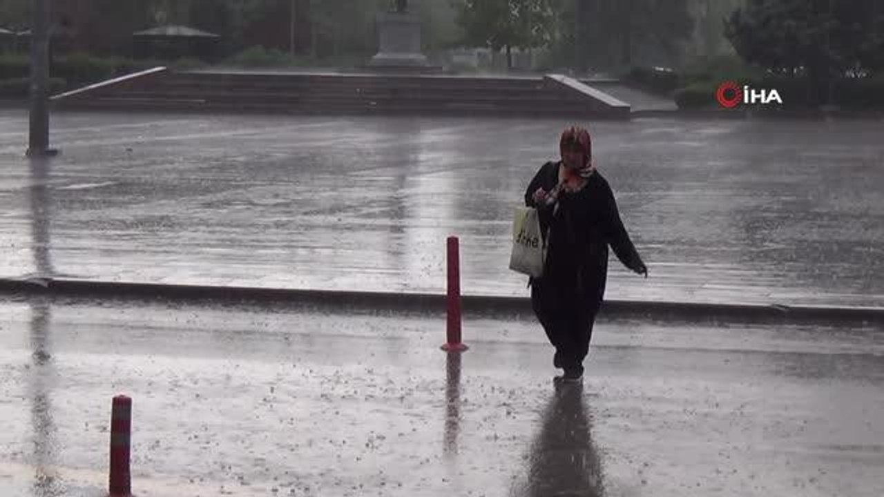 Kırıkkale'de sıcak hava yerini yağışa bıraktı: Vatandaşlar zor anlar yaşadı