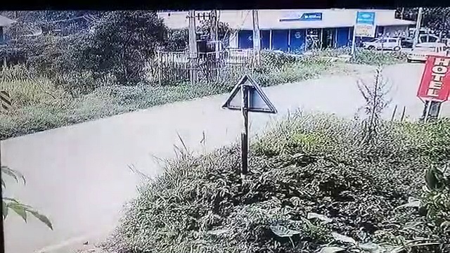 बाइक कई फीट उछल ट्रांसफार्मर में जा घुसी, Video देख आप भी कहेंगे-जाकों राखे साइयां मार सके न कोय...