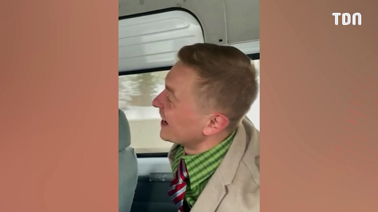 Cet homme montre ses fesses sur l'autoroute et ça termine mal