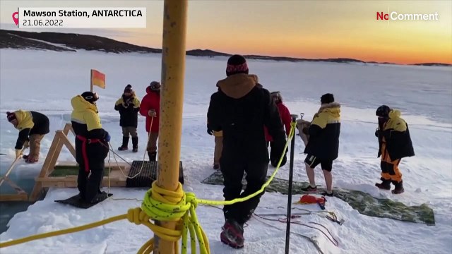 Solstice d'hiver : des scientifiques australiens prennent un bain glacé en Antarctique