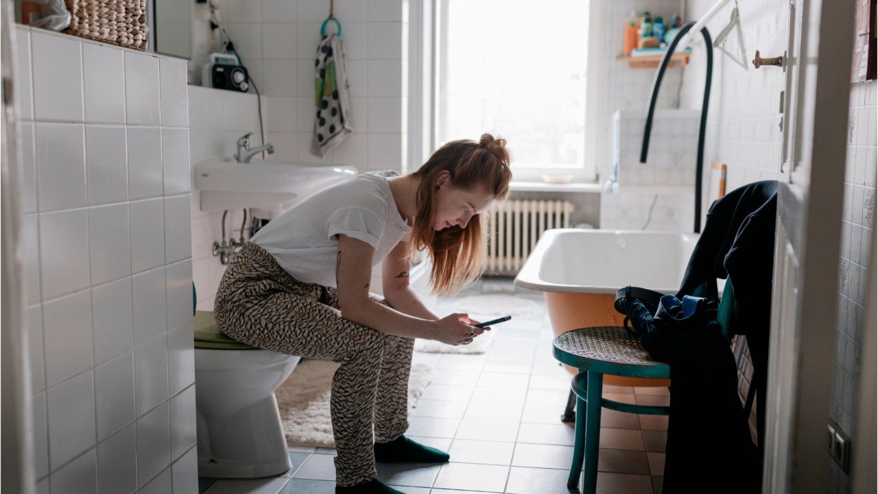 Sans savoir qu'elle est enceinte, elle accouche en se rendant aux toilettes pour une envie pressante