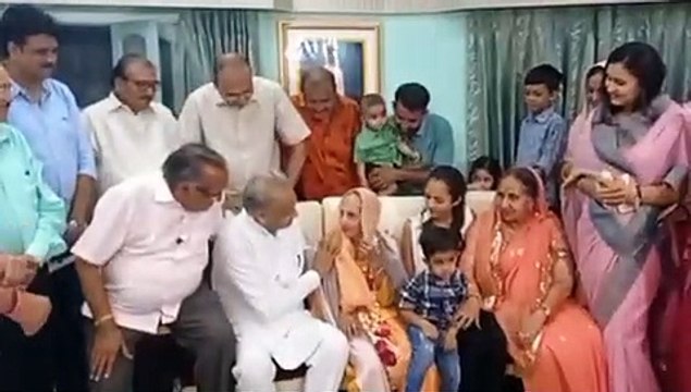 CM Ashok Gehlot: सीएम गहलोत ने बहन का सिर चूमकर दी जन्मदिन की बधाई, देखें Video...