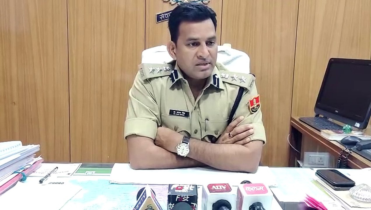 When there was no discount in the purchase in the showroom, the SI was uprooted, pushed and forced a person to sit in the car