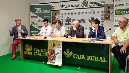 Un miembro de la peña 'Amigos del cante' de Zamora canta al final de la rueda de prensa