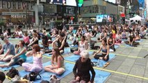 Times Meydanı'nda Dünya Yoga Günü etkinliği