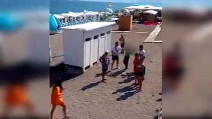 Halk plajında iğrenç olay: Soyunma kabinindeki kadınları görüntülerken yakalandı