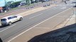 Câmera de segurança registra violenta colisão entre carro e moto no Bairro Country