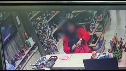 Vídeo mostra mulher furtando relógio de bolso em comércio em  Cascavel