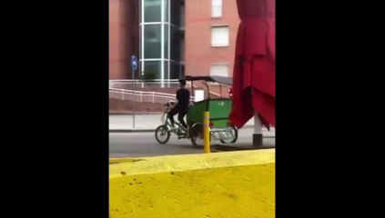 Conductor de un bicitaxi huyendo tras atropellar a un repartidor de Getir