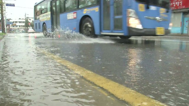 [날씨] 오늘 무더위 속 남부 소나기...내일 전국 장맛비 / YTN