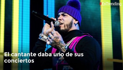 "La tonta con la peluca azul": Anuel AA insultó y acusó a una fan vestida como Karol G de lanzarle una botella