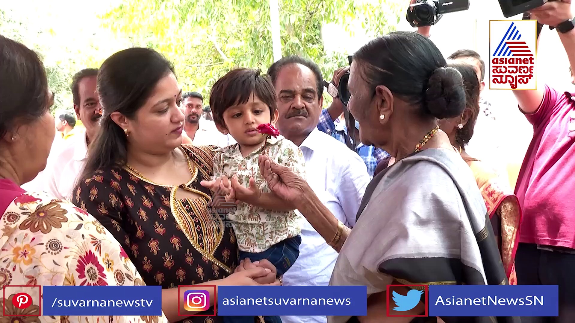 ಮುತ್ತಜ್ಜಿ ಜೊತೆ ಹೂ ಹಿಡಿದು ಆಟವಾಡಿದ ರಾಯನ್ ರಾಜ್ ಸರ್ಜಾ!